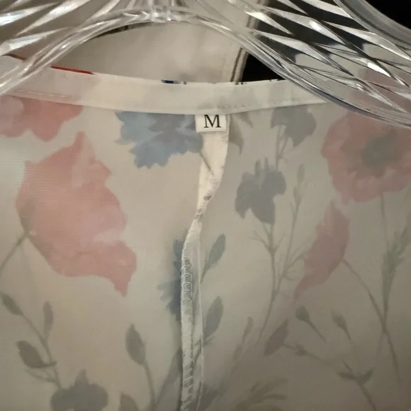 Brand new, never worn. Brightly flowered Polyester nightgown. Marked size M. - Picture 4 of 8